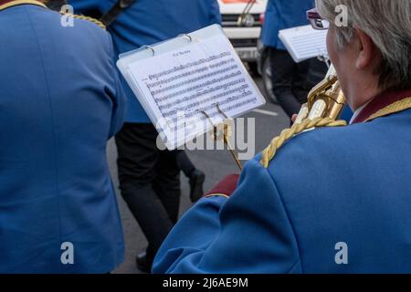 Selkirk, le vendredi 29 avril 2022. Selkirk Silver Band, joue le long de la rue High à Selkirk après qu'Adam Nichol, nommé Royal Burgh Standard Bearer pour 2022, soit porté en altitude dans les rues de Selkirk, par ses préposés qui le soutiront pendant la circonscription de Selkirk Common Riding 2022. Adam, 27 ans, originaire de Selkirk, Un ÒSouterÓ, portera le drapeau ou la norme du Royal Burgh de Selkirk, le vendredi 17th mai 2022. (Image Rob Gray) Credit: Rob Gray/Alay Live News Banque D'Images