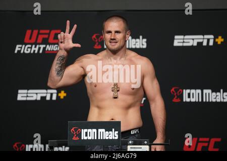 Las Vegas, États-Unis. 29th avril 2022. LAS VEGAS, NV - avril 29: Alexander Romanov est sur la balance pour le poids officiel à l'UFC Apex pour la nuit de combat UFC - police contre Vera le 29 avril 2022 à LAS VEGAS, États-Unis. (Photo de Louis Grasse/PxImages) crédit: PX Images/Alamy Live News Banque D'Images