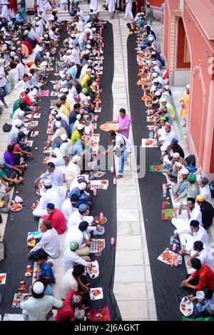 Kolkata, Inde. 29th avril 2022. Les communautés musulmanes ont assisté au dernier Iftar de Jumma du mois sacré de l'observation du Ramadan à Kolkata. (Photo de Rahul Sadhukhan/Pacific Press) Credit: Pacific Press Media production Corp./Alay Live News Banque D'Images