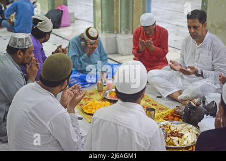 Kolkata, Inde. 29th avril 2022. Les communautés musulmanes ont assisté au dernier Iftar de Jumma du mois sacré de l'observation du Ramadan à Kolkata. (Photo de Rahul Sadhukhan/Pacific Press) Credit: Pacific Press Media production Corp./Alay Live News Banque D'Images