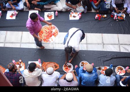 Kolkata, Inde. 29th avril 2022. Les communautés musulmanes ont assisté au dernier Iftar de Jumma du mois sacré de l'observation du Ramadan à Kolkata. (Photo de Rahul Sadhukhan/Pacific Press) Credit: Pacific Press Media production Corp./Alay Live News Banque D'Images