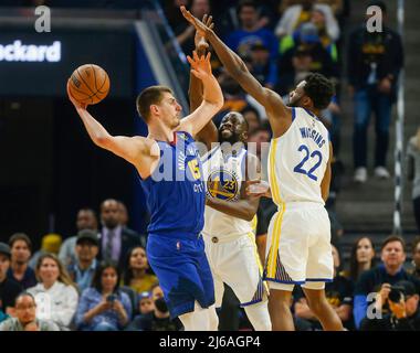 Draymond Green (23) et Andrew Wiggins (22) se défendent contre Nikola Jokic (15) des Golden State Warriors dans le premier trimestre du jeu 2 d'une série de séries éliminatoires au Chase Center le 18 avril 2022, à San Francisco. (Photo de Nhat V. Meyer/Bay Area News Group/TNS/Sipa USA) Banque D'Images