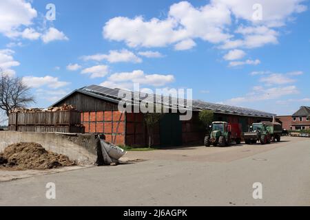 Photovoltaik-Anlage auf einer landwirtschaftlichen Lagerhalle, Niedersachsen, Deutschland,Oetzen-Stöcken Banque D'Images