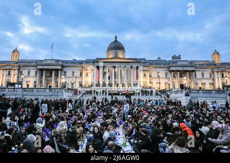 Londres, Royaume-Uni, 29th avril 2022. Le plus grand Open Iftar du Royaume-Uni, organisé bz Ramadan Tent Project, rassemble des personnes de toutes les communautés pour partager un Iftar (repas du soir) pour se briser rapidement pendant ce qui est maintenant la dernière semaine du mois Saint islamique du Ramadan. Sadiq Khan, maire de Londres, et environ 2 000 membres du public y participent. Credit: Imagetraceur/Alamy Live News Banque D'Images