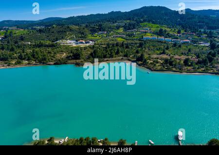 Vue aérienne de la plage de Glarokavos dans la péninsule de Kassandra. Halkidiki, Grèce Banque D'Images