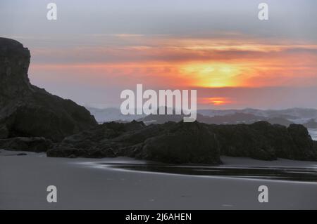 Côte sauvage de l'océan Pacifique via Pescadero State Beach dans le comté de San Mateo, Californie, États-Unis. Banque D'Images