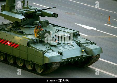 BMPT (Terminator) véhicule de soutien lourd blindé avec commandant et chauffeur regardant la parade de la victoire à Moscou Banque D'Images