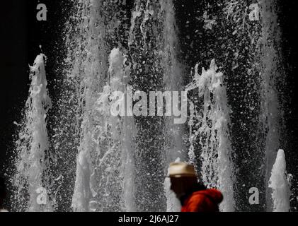 New York, États-Unis. 29th avril 2022. Un homme passe devant une fontaine sur la Sixième Avenue le vendredi 29 avril 2022 à New York. Photo de John Angelillo/UPI crédit: UPI/Alay Live News Banque D'Images