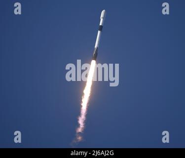 Floride, États-Unis. 29th avril 2022. Deux jours après le décollage réussi de la mission SpaceX NASA Crew-4, SpaceX poursuit avec le lancement de 53 satellites Starlink supplémentaires à 5 h 27 du complexe 40 à la station spatiale Cape Canaveral, en Floride, le vendredi 29 avril 2022. C'est la sixième fois que ce booster est utilisé pour lancer des charges utiles sur orbite, la mission la plus récente pour ce Falcon 9 n'était qu'il y a trois semaines sur une autre mission Starlink. Photo de Joe Marino/UPI crédit: UPI/Alay Live News Banque D'Images