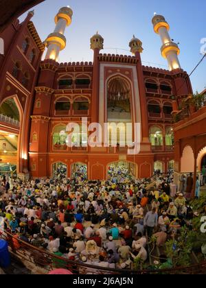 Kolkata, Inde. 29th avril 2022. 29 avril 2022, Kolkata, Bengale-Occidental, Inde: Les communautés musulmanes ont assisté au dernier Iftar de Jumma du mois Saint de l'observation du Ramadan à Kolkata. (Credit image: © Rahul Sadhukhan/Pacific Press via ZUMA Press Wire) Credit: ZUMA Press, Inc./Alamy Live News Banque D'Images