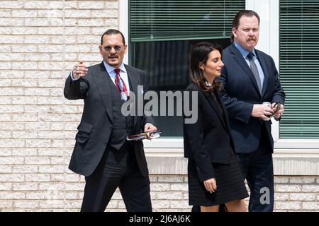 L'acteur Johnny Depp déchaîne vers les fans à l'extérieur du palais de justice du comté de Fairfax lors de l'affaire de diffamation intentée par Depp contre son ex-épouse Amber entendu, à Fairfax, V.A., le mercredi 27 avril, 2022. Credit: Sarah Silbiger / CNP (RESTRICTION: PAS de journaux ou journaux New York ou New Jersey dans un rayon de 75 miles de New York) Banque D'Images