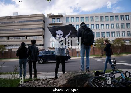 Les fans se rassemblent pour observer l'acteur Johnny Depp quitter le palais de justice du comté de Fairfax à la suite Wednesdayâs procédures dans l'affaire de diffamation intentée par Depp contre son ex-épouse Amber, entendue à Fairfax, V.A., le mercredi 27 avril 2022. Credit: Sarah Silbiger / CNP (RESTRICTION: PAS de journaux ou journaux New York ou New Jersey dans un rayon de 75 miles de New York City) Banque D'Images
