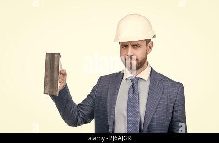 renouvellement et réparations. homme d'affaires confiant en costume isolé sur blanc. sécurité. Banque D'Images