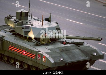 T-14 russe Armata main Battle Tank (MBT) avec commandant et chauffeur regardant la parade de la victoire à Moscou Banque D'Images