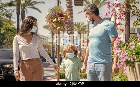 maman papa et fils. assurance-vie. adoption et charité. covid-19. père mère et enfant Banque D'Images