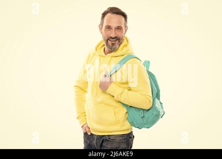 prêt à étudier. homme caucasien en pull à capuche jaune avec sac d'école. éducation pour adulte. Banque D'Images