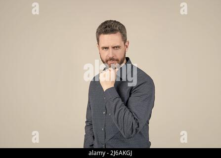 La barbe est là pour rester. Homme non rasé toucher barbe cheveux fond gris. Barbering et toilettage Banque D'Images