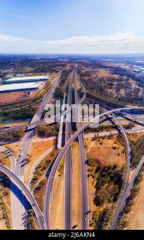 Intersection d'autoroutes à plusieurs couches sur les autoroutes M4 et M7 à Sydney ouest - panorama aérien vertical. Banque D'Images