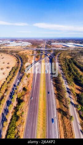 Autoroute à grande vitesse M4 et M7 à l'intersection Light Horse à Sydney West - panorama aérien vertical. Banque D'Images