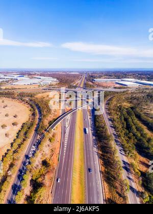 Au-dessus des autoroutes M4 et M7 à l'intersection Light Horse à Sydney West - panorama aérien vertical. Banque D'Images