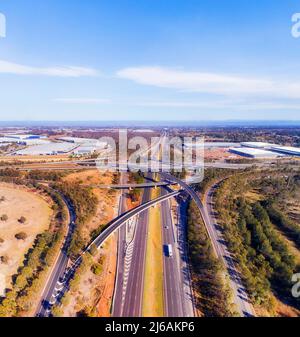 M4 et M7 à l'intersection Light Horse à Sydney West - vue aérienne vers Blue Mountains. Banque D'Images