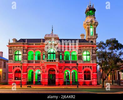 L'éclairage vert rouge éclaire l'édifice historique de l'hôtel de ville de Broken Hill, dans l'Outback de l'Australie, au coucher du soleil. Banque D'Images