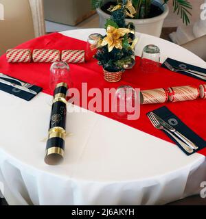 concept de noël table et chaise de fête avec des nappes rouges et blanches Banque D'Images