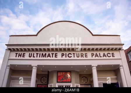 Extérieur de l'Ultimate Picture Palace, le seul cinéma indépendant d'Oxford, qui a été mis en vente, la communauté ayant la première option pour l'acheter. L'UPP a eu une histoire variée de 111 ans et est maintenant le plus réussi qu'il ait jamais été. Crédit : Martin Anderson/Alay Banque D'Images