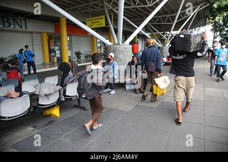 Indonésie. 29th avril 2022. Les participants qui rentrent à la maison pour des motos gratuites se dirigent vers le KM Ciremai qui partira du port de Tanjung Priok, Jakarta. La Direction générale des transports maritimes du Ministère des transports (Dirjenhubla Kemenhub) et PT Pelni ont de nouveau organisé cette année un accueil gratuit pour les motos à bord des navires. L'objectif principal de ce service gratuit de chambre à domicile est de soulager la congestion et de réduire le nombre de homecomers qui utilisent des motos afin de réduire le nombre d'accidents sur la route lors de leur retour ou de leur retour. (Photo de Kuncoro Widyo Rumpoko/Pacific Press) Banque D'Images
