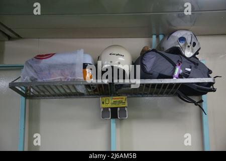 Indonésie. 29th avril 2022. Sacs et casques gratuits pour les participants de la maison de moto sur le KM Ciremai navire qui partira du port de Tanjung Priok, Jakarta. La Direction générale des transports maritimes du Ministère des transports (Dirjenhubla Kemenhub) et PT Pelni ont de nouveau organisé cette année un accueil gratuit pour les motos à bord des navires. L'objectif principal de ce service gratuit de chambre à domicile est de soulager la congestion et de réduire le nombre de homecomers qui utilisent des motos afin de réduire le nombre d'accidents sur la route lors de leur retour ou de leur retour. (Photo par Kuncoro Widyo Rumpoko/Pali Banque D'Images