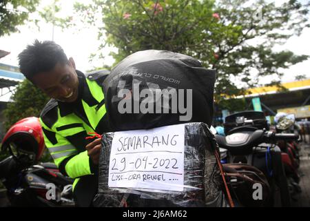 Indonésie. 29th avril 2022. Un participant gratuit à la maison de moto avec sa moto sera chargé dans le KM Ciremai navire qui partira du port de Tanjung Priok, Jakarta. La Direction générale des transports maritimes du Ministère des transports (Dirjenhubla Kemenhub) et PT Pelni ont de nouveau organisé cette année un accueil gratuit pour les motos à bord des navires. L'objectif principal de ce service gratuit de chambre à domicile est de soulager la congestion et de réduire le nombre de homecomers qui utilisent des motos afin de réduire le nombre d'accidents sur la route lors de leur retour ou de leur retour. (Photo par Kuncoro Wi Banque D'Images