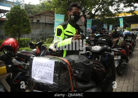 Indonésie. 29th avril 2022. Un participant gratuit à la maison de moto avec sa moto sera chargé dans le KM Ciremai navire qui partira du port de Tanjung Priok, Jakarta. La Direction générale des transports maritimes du Ministère des transports (Dirjenhubla Kemenhub) et PT Pelni ont de nouveau organisé cette année un accueil gratuit pour les motos à bord des navires. L'objectif principal de ce service gratuit de chambre à domicile est de soulager la congestion et de réduire le nombre de homecomers qui utilisent des motos afin de réduire le nombre d'accidents sur la route lors de leur retour ou de leur retour. (Photo par Kuncoro Wi Banque D'Images