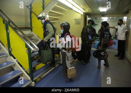 Indonésie. 29th avril 2022. Les participants au retour à moto gratuit entrent dans le BATEAU KM Ciremai qui partira du port de Tanjung Priok, Jakarta. La Direction générale des transports maritimes du Ministère des transports (Dirjenhubla Kemenhub) et PT Pelni ont de nouveau organisé cette année un accueil gratuit pour les motos à bord des navires. L'objectif principal de ce service gratuit de chambre à domicile est de soulager la congestion et de réduire le nombre de homecomers qui utilisent des motos afin de réduire le nombre d'accidents sur la route lors de leur retour ou de leur retour. (Photo de Kuncoro Widyo Rumpoko/Pacific Press) crédit : Banque D'Images