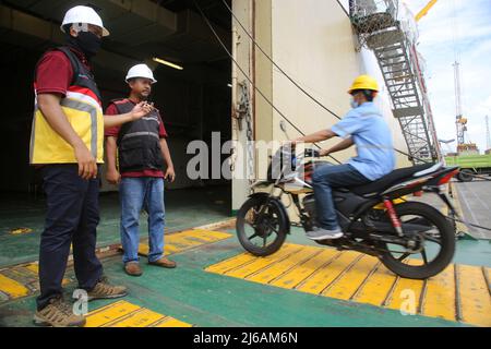 Indonésie. 29th avril 2022. Les officiers ont amené des motos de retour dans le NAVIRE KM Ciremai qui partirait du port de Tanjung Priok, à Jakarta. La Direction générale des transports maritimes du Ministère des transports (Dirjenhubla Kemenhub) et PT Pelni ont de nouveau organisé cette année un accueil gratuit pour les motos à bord des navires. L'objectif principal de ce service gratuit de chambre à domicile est de soulager la congestion et de réduire le nombre de homecomers qui utilisent des motos afin de réduire le nombre d'accidents sur la route lors de leur retour ou de leur retour. (Photo de Kuncoro Widyo Rumpoko/Pacific Press) crédit : Banque D'Images