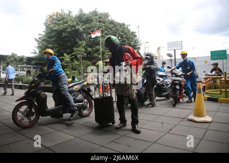 Indonésie. 29th avril 2022. Les participants qui rentrent à la maison pour des motos gratuites se dirigent vers le KM Ciremai qui partira du port de Tanjung Priok, Jakarta. La Direction générale des transports maritimes du Ministère des transports (Dirjenhubla Kemenhub) et PT Pelni ont de nouveau organisé cette année un accueil gratuit pour les motos à bord des navires. L'objectif principal de ce service gratuit de chambre à domicile est de soulager la congestion et de réduire le nombre de homecomers qui utilisent des motos afin de réduire le nombre d'accidents sur la route lors de leur retour ou de leur retour. (Photo de Kuncoro Widyo Rumpoko/Pacific Press) Banque D'Images