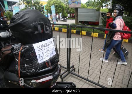 Indonésie. 29th avril 2022. Les participants qui rentrent à la maison pour des motos gratuites se dirigent vers le KM Ciremai qui partira du port de Tanjung Priok, Jakarta. La Direction générale des transports maritimes du Ministère des transports (Dirjenhubla Kemenhub) et PT Pelni ont de nouveau organisé cette année un accueil gratuit pour les motos à bord des navires. L'objectif principal de ce service gratuit de chambre à domicile est de soulager la congestion et de réduire le nombre de homecomers qui utilisent des motos afin de réduire le nombre d'accidents sur la route lors de leur retour ou de leur retour. (Photo de Kuncoro Widyo Rumpoko/Pacific Press) Banque D'Images