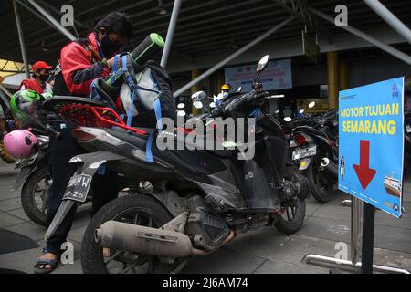 Indonésie. 29th avril 2022. Les participants qui rentrent à la maison pour des motos gratuites se dirigent vers le KM Ciremai qui partira du port de Tanjung Priok, Jakarta. La Direction générale des transports maritimes du Ministère des transports (Dirjenhubla Kemenhub) et PT Pelni ont de nouveau organisé cette année un accueil gratuit pour les motos à bord des navires. L'objectif principal de ce service gratuit de chambre à domicile est de soulager la congestion et de réduire le nombre de homecomers qui utilisent des motos afin de réduire le nombre d'accidents sur la route lors de leur retour ou de leur retour. (Photo de Kuncoro Widyo Rumpoko/Pacific Press) Banque D'Images