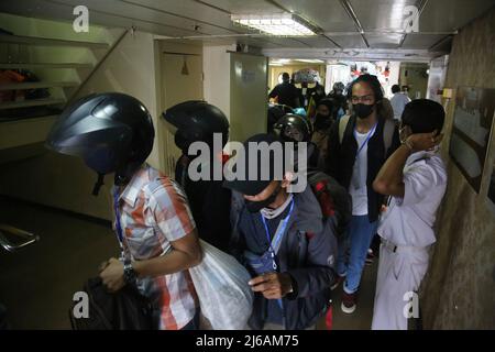 Indonésie. 29th avril 2022. Les participants au retour à moto gratuit entrent dans le BATEAU KM Ciremai qui partira du port de Tanjung Priok, Jakarta. La Direction générale des transports maritimes du Ministère des transports (Dirjenhubla Kemenhub) et PT Pelni ont de nouveau organisé cette année un accueil gratuit pour les motos à bord des navires. L'objectif principal de ce service gratuit de chambre à domicile est de soulager la congestion et de réduire le nombre de homecomers qui utilisent des motos afin de réduire le nombre d'accidents sur la route lors de leur retour ou de leur retour. (Photo de Kuncoro Widyo Rumpoko/Pacific Press) crédit : Banque D'Images