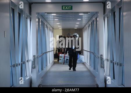 Indonésie. 29th avril 2022. Les participants au retour à moto gratuit entrent dans le BATEAU KM Ciremai qui partira du port de Tanjung Priok, Jakarta. La Direction générale des transports maritimes du Ministère des transports (Dirjenhubla Kemenhub) et PT Pelni ont de nouveau organisé cette année un accueil gratuit pour les motos à bord des navires. L'objectif principal de ce service gratuit de chambre à domicile est de soulager la congestion et de réduire le nombre de homecomers qui utilisent des motos afin de réduire le nombre d'accidents sur la route lors de leur retour ou de leur retour. (Photo de Kuncoro Widyo Rumpoko/Pacific Press) crédit : Banque D'Images