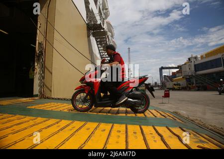 Indonésie. 29th avril 2022. Les officiers ont amené des motos de retour dans le NAVIRE KM Ciremai qui partirait du port de Tanjung Priok, à Jakarta. La Direction générale des transports maritimes du Ministère des transports (Dirjenhubla Kemenhub) et PT Pelni ont de nouveau organisé cette année un accueil gratuit pour les motos à bord des navires. L'objectif principal de ce service gratuit de chambre à domicile est de soulager la congestion et de réduire le nombre de homecomers qui utilisent des motos afin de réduire le nombre d'accidents sur la route lors de leur retour ou de leur retour. (Photo de Kuncoro Widyo Rumpoko/Pacific Press) crédit : Banque D'Images