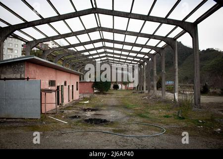 Ancien entrepôt abandonné. Extérieur de la zone ouverte vieux bâtiment abandonné. Usine industrielle de rodage Banque D'Images