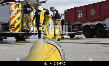 Les pompiers de l'escadron du génie civil du 902nd retournent leur équipement à l'état prêt à l'emploi à la suite d'un exercice d'entraînement total de la force avec l'escadre du transport aérien du 433rd novembre 15 2021, à la base interarmées de San Antonio-Lackland, Texas. Les pompiers ont répondu à une simulation d'incendie de freins sur un avion de transport de marchandises C-5M Super Galaxy. (É.-U. Photo de la Force aérienne par le Sgt. Kristian carter) Banque D'Images