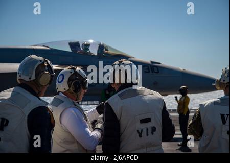 220428-N-BP862-1004 MER ADRIATIQUE (le 28 avril 2022) le capitaine Shane Marchesi, au centre, dirigeant du porte-avions de la classe Nimitz USS Harry S. Truman (CVN 75), s'entretient avec le Premier ministre de la République de Slovénie Janez Janša sur le pont de vol du Truman, le 28 avril 2022. Le groupe de grève des transporteurs Harry S. Truman est en cours de déploiement prévu dans la zone d'opérations de la Sixième flotte des États-Unis pour soutenir les intérêts des États-Unis, des alliés et des partenaires en Europe et en Afrique. (É.-U. Photo marine par le spécialiste des communications de masse 3rd classe Thomas Boatright) Banque D'Images