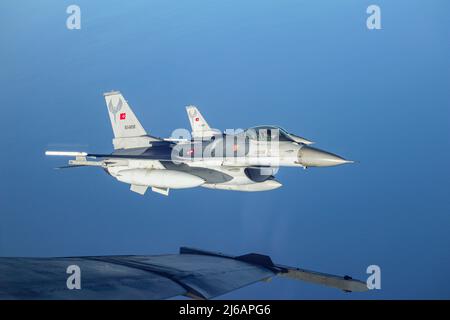 220413-N-NO874-1004 MER IONIENNE (le 13 avril 2022) deux F-16 de la Force aérienne turque combattent les faucons volent le long d'un F/A-18E Super Hornet, attaché aux « Sunliners » de l'escadron de combat Strike Fighter Squadron (VFA) 81, à l'appui d'un exercice bilatéral turc, le 13 avril 2022. Le groupe de grève des transporteurs Harry S. Truman est en cours de déploiement prévu dans la zone d'opérations de la Sixième flotte des États-Unis pour soutenir les intérêts des États-Unis, des alliés et des partenaires en Europe et en Afrique. (Photo gracieuseté du Strike Fighter Squadron 81) Banque D'Images