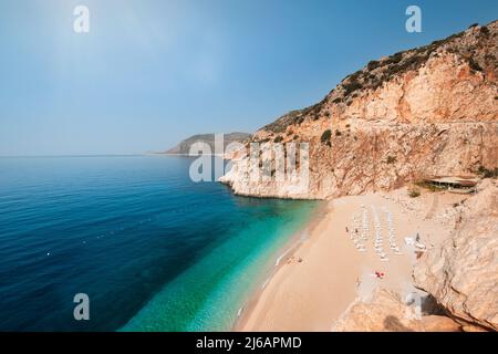 Plage de Kaputas au milieu de la journée. Vue calme sur la plage de Kaputaş par temps chaud. Les plus célèbres salils d'Antalya. Turquie Banque D'Images