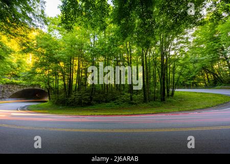 Les feux stop et les phares sont visibles en tournant la boucle sur 441 dans le parc national des Great Smoky Mountains Banque D'Images