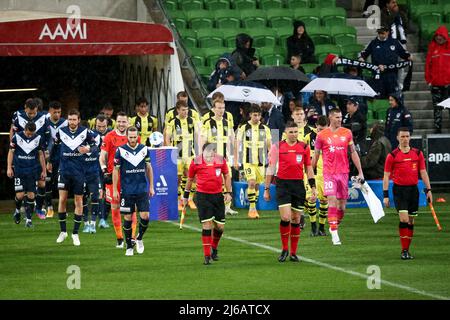 Melbourne, Australie, 29 avril 2022. Les joueurs marchent sur le terrain lors du match De football A-League entre Melbourne Victory et Wellington Phoenix à l'AAMI Park le 29 avril 2022 à Melbourne, en Australie. Crédit : Dave Helison/Speed Media/Alamy Live News Banque D'Images