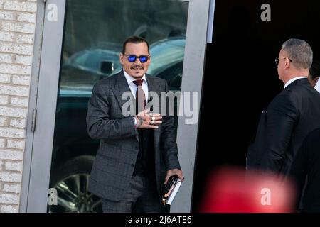 L'acteur Johnny Depp arrive au palais de justice du comté de Fairfax pour l'affaire de diffamation contre l'ex-épouse Amber entendue à Fairfax, en Virginie, le jeudi 28 avril 2022. Credit: Sarah Silbiger / CNP (RESTRICTION: PAS de journaux ou journaux New York ou New Jersey dans un rayon de 75 miles de New York City) Banque D'Images