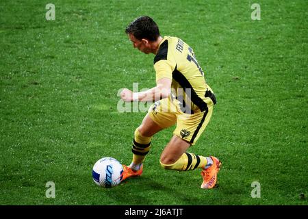 Melbourne, Australie, 29 avril 2022. Tim Payne de Wellington Phoenix contrôle le ballon lors du match De football A-League entre Melbourne Victory et Wellington Phoenix à l'AAMI Park le 29 avril 2022 à Melbourne, en Australie. Crédit : Dave Helison/Speed Media/Alamy Live News Banque D'Images