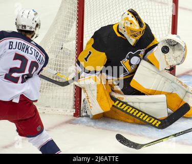 Le gardien de but des Penguins de Pittsburgh Casey DeSmith (1) arrête le tir de l'aile droite des Blue Jackets de Columbus Oliver Bjorkstrand (28) pendant la première période contre les Blue Jackets de Columbus à la PPG Paints Arena de Pittsburgh, le vendredi 29 avril 2022. Photo par Archie Carpenter/UPI crédit: UPI/Alay Live News Banque D'Images